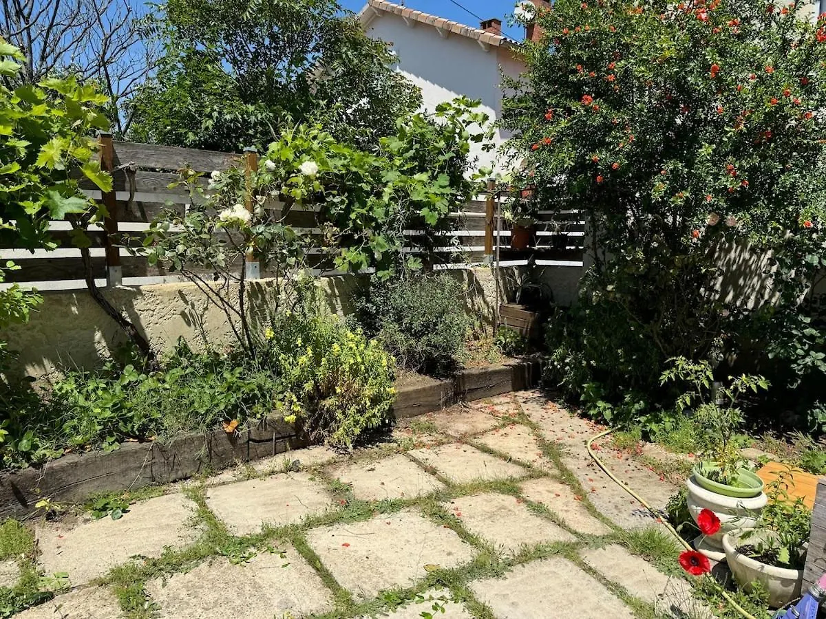 הוילה Portes-lès-Valence Colorful 1930S House 0*,  צרפת